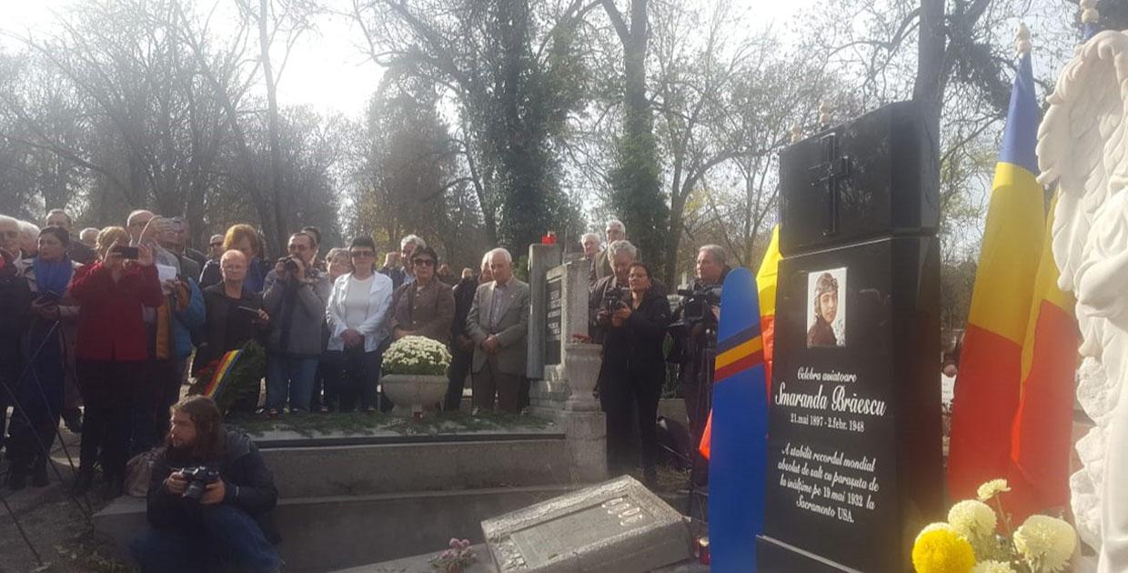 Smaranda Braescu a fost prima femeie parașutist cu brevet din România